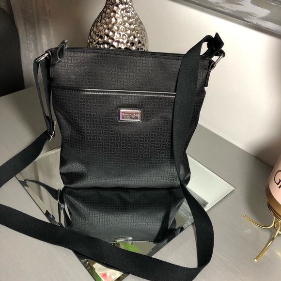 Tommy Hilfiger Handbags - Tommy Hilfiger Flag Crossbody purse